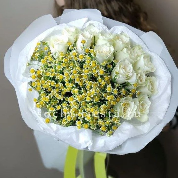 Букет ромашек и роз "Полина" в Красной Поляне