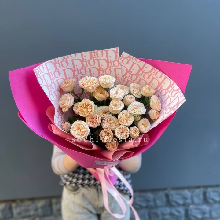 9 пионовидных роз в Красной Поляне