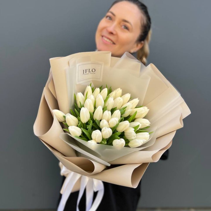 35 белых тюльпанов в Красной Поляне