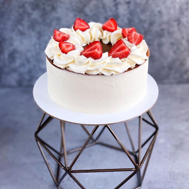 Торт "Клубника со сливками" в Красной Поляне