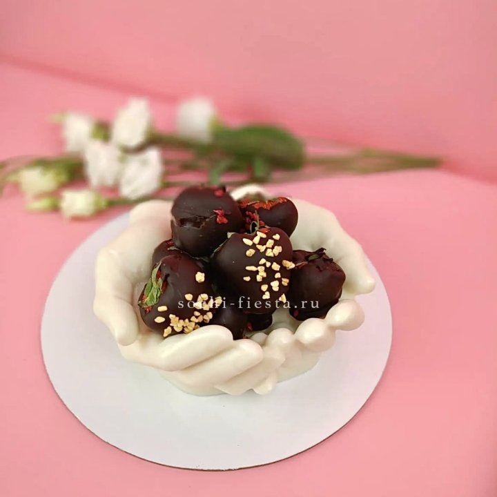 Клубника в шоколаде на шоколадных ладонях  в Красной Поляне