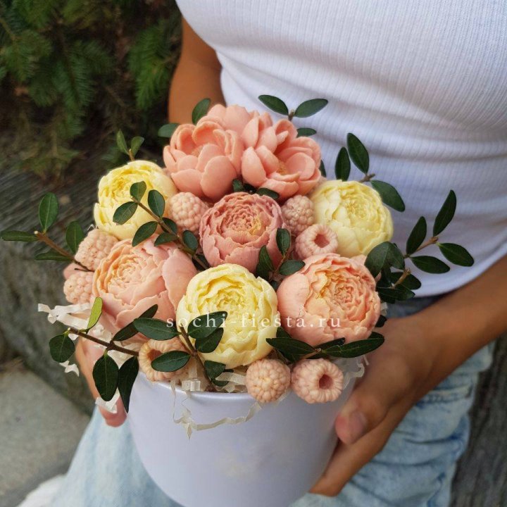 Шоколадный букет с ягодами в Красной Поляне