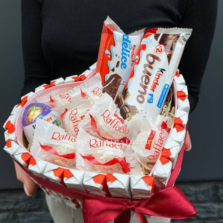 Подарочный набор сердце с Киндерами и Рафаэлло с доставкой в Красной Поляне