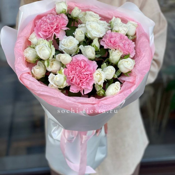 Букет розы с диантусами Blush в Красной Поляне