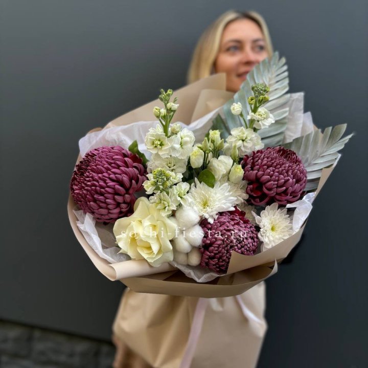 Хризантемы с маттиолой розами эустомой Чика в Красной Поляне