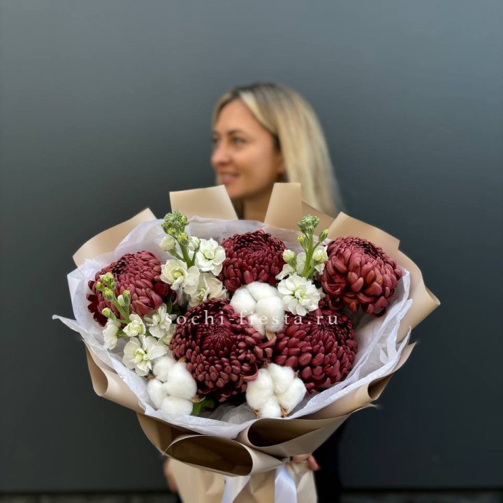 Хризантемы с маттиолой в Красной Поляне