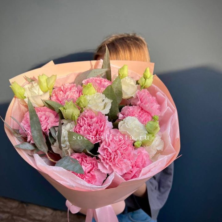 Букет гвоздик и  эустом "Siri" в Красной Поляне