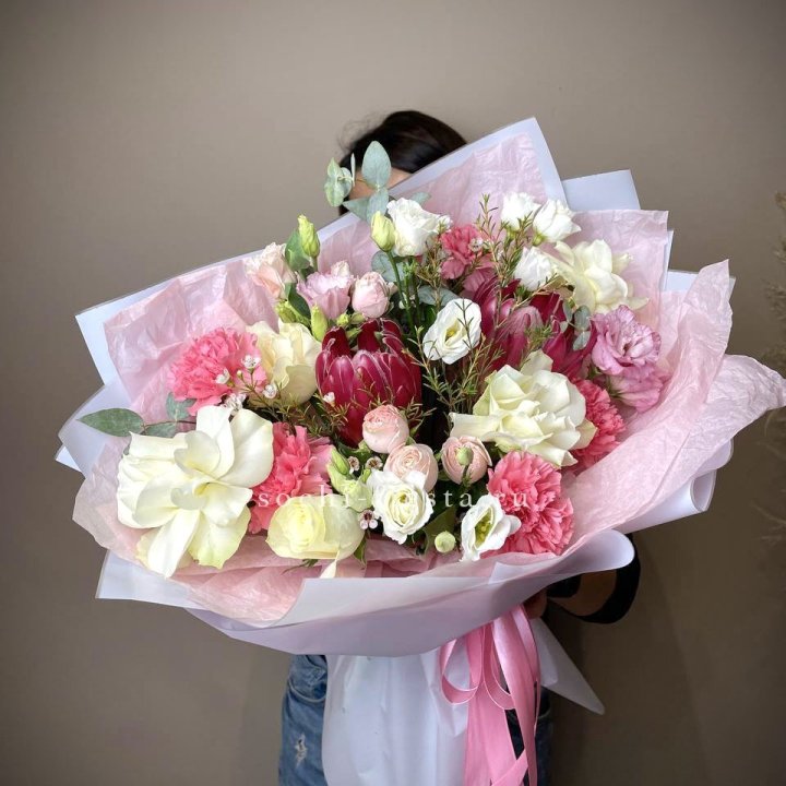 Букет с протеей, розами Элеонора в Красной Поляне