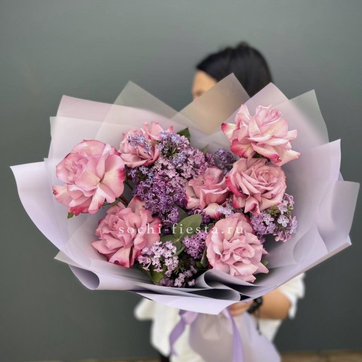 Букет из розовых роз и сирени в Красной Поляне
