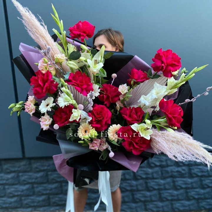 Дизайнерский букет Ред в Красной Поляне