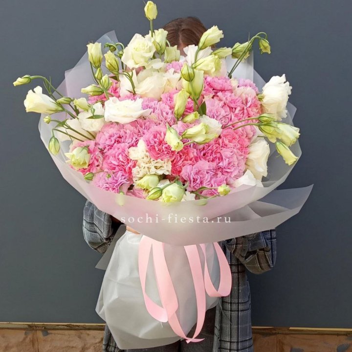 Букет из эустом и диантусов  в Красной Поляне