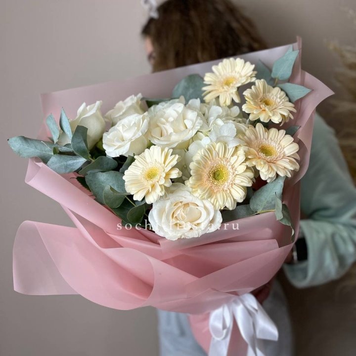 Букет роз, гортензии, гербер "Sunset" в Красной Поляне