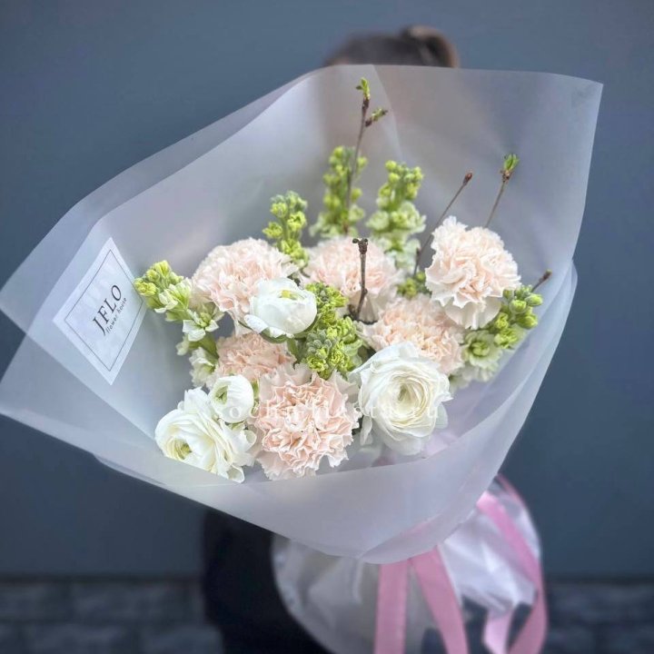 Букет маттиолы и ранункулюсов  в Красной Поляне