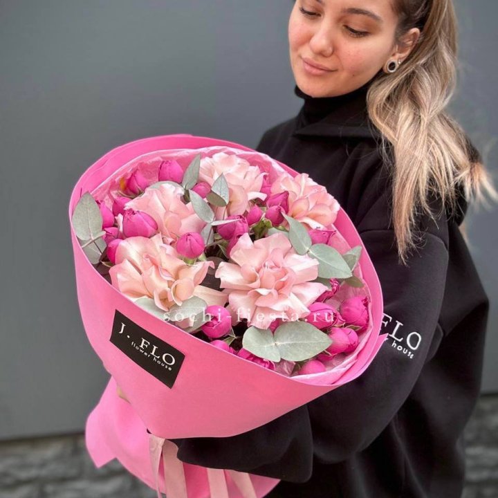 Букет французских и пионовидных роз "Ламиносо" в Красной Поляне