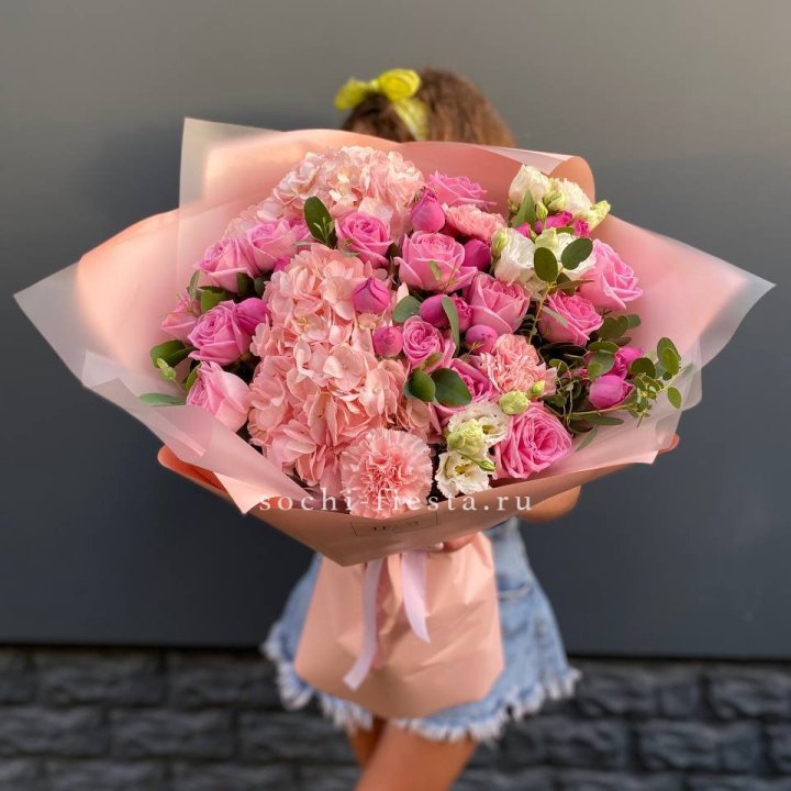 Авторский букет "Восторг" с доставкой в Красной Поляне