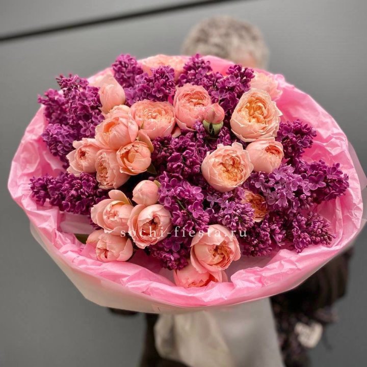  Дуо букет из кустовых роз и сирени в Красной Поляне