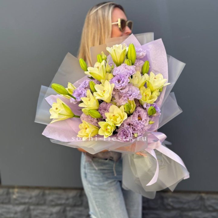  Букет лилий и эустом в Красной Поляне