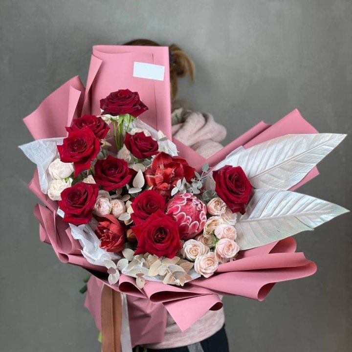 Дизайнерский букет Red Velvet в Красной Поляне