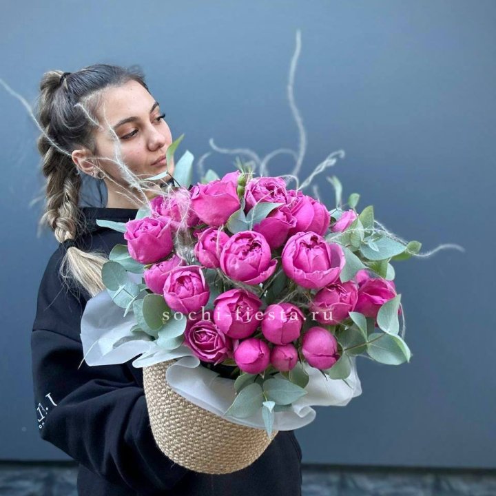 Пионовидные розы  в джутовом кашпо  в Красной Поляне