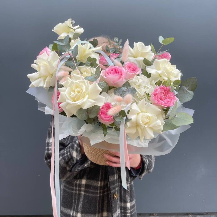 Кашпо с розами в Красной Поляне