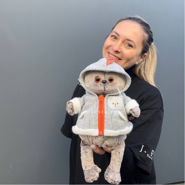 Кот Басик в толстовке в Красной Поляне