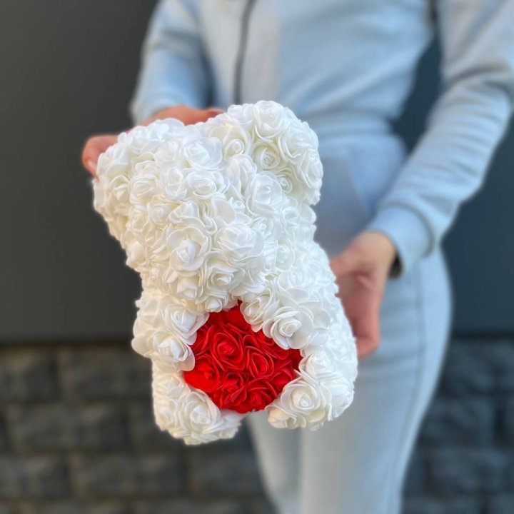 Медведь с красным седцем в Красной Поляне