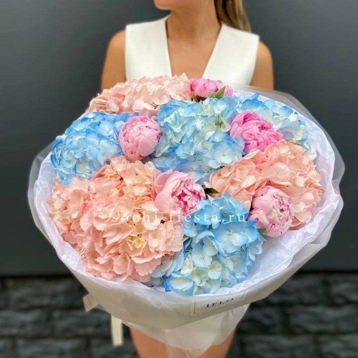 Дуобукет гортензии с пионами  в Красной Поляне