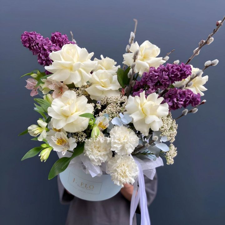 Цветочный бокс Французских роз и Сирени в Красной Поляне