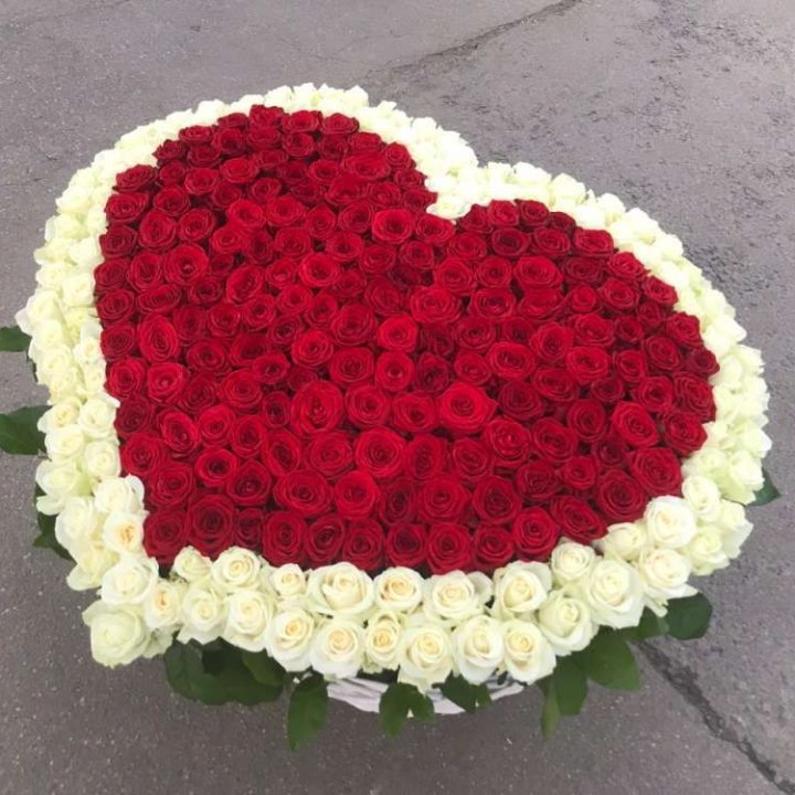 333 розы в корзине в Красной Поляне