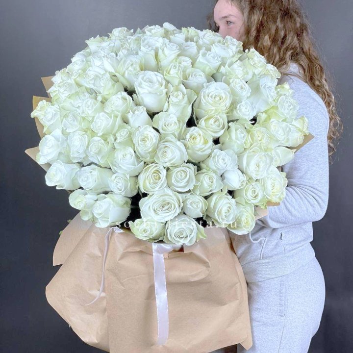 101 белая высокая импортная роза в Красной Поляне