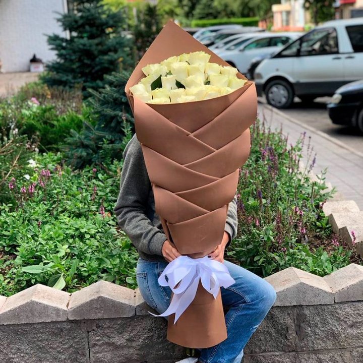 Голландские розы белые "Рыбка" в Красной Поляне