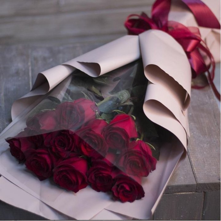 11 голландских роз в оформлении в Красной Поляне