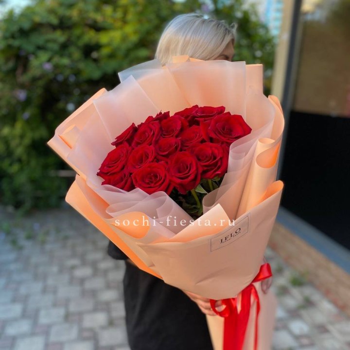 15 голландских роз в оформлении в Красной Поляне
