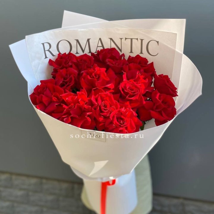 19 высоких роз в оформлении в Красной Поляне