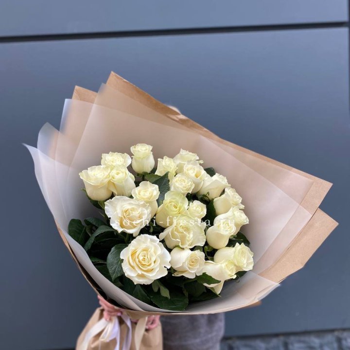  Букет  высоких белых роз   с доставкой в Красной Поляне