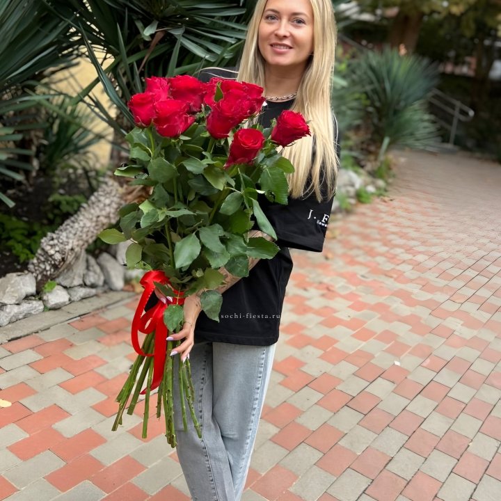 15 высоких красных роз в Красной Поляне