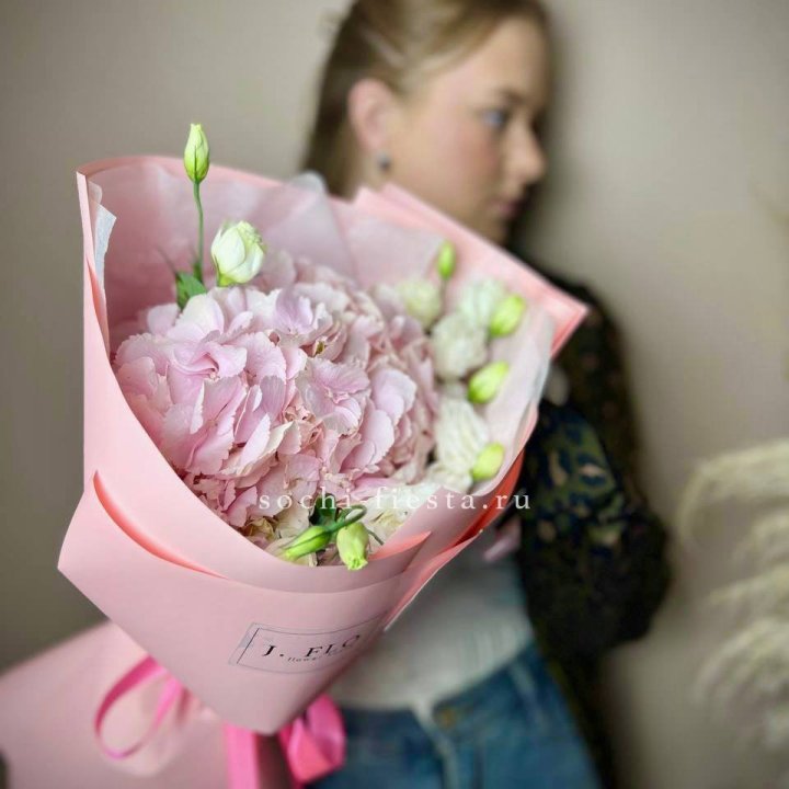 Букет с гортензией №2 в Красной Поляне