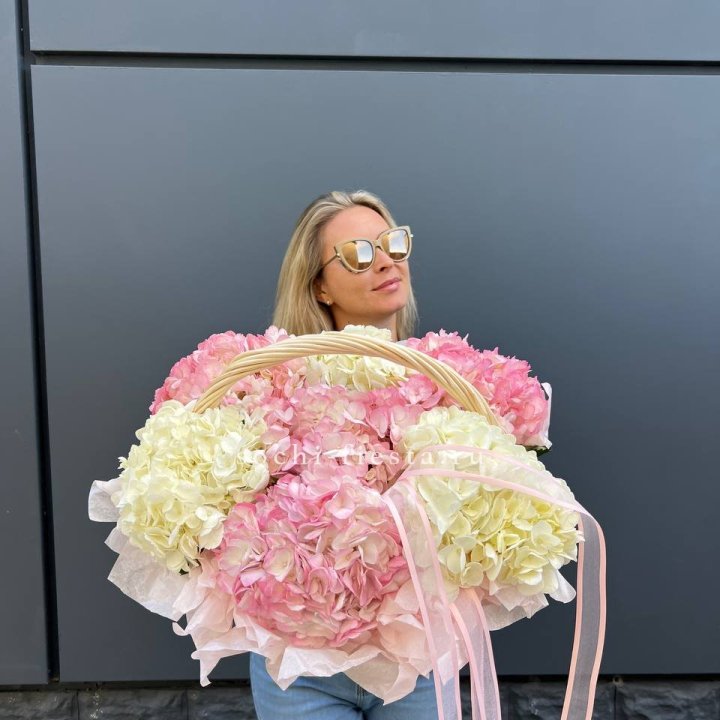 7 гортензий в корзине с доставкой в Красной Поляне