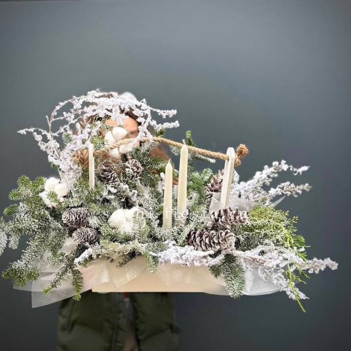 Новогодняя композиция в wood box Natural в Красной Поляне