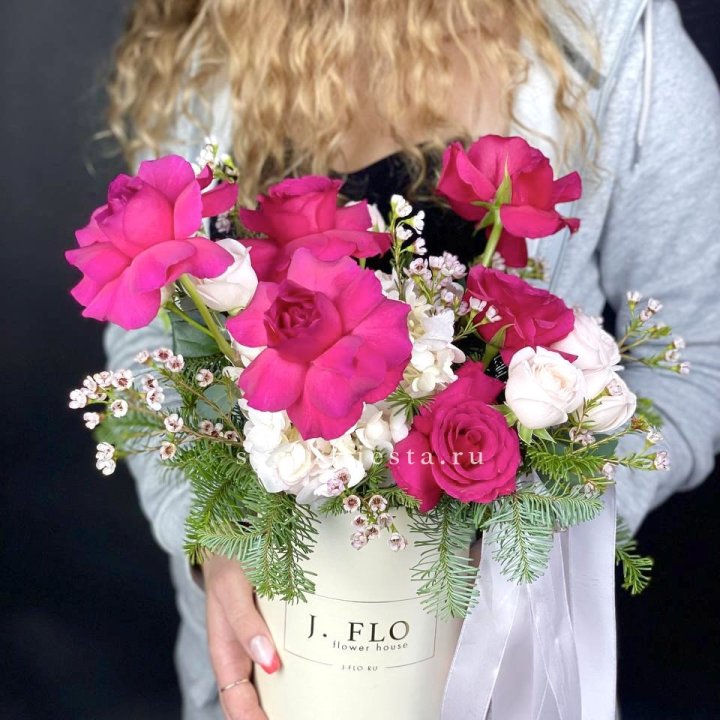 Новогодняя композиция в коробке Pink Roses NY в Красной Поляне