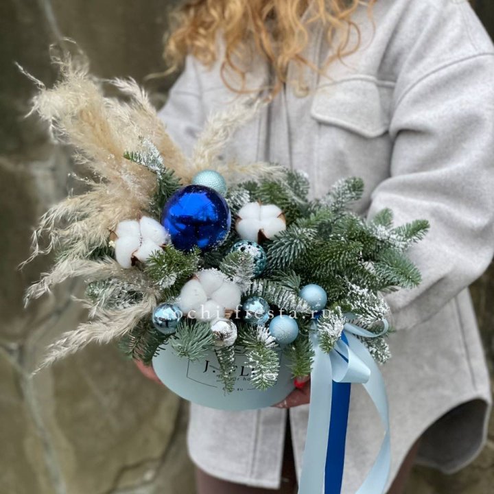 Новогодняя композиция в коробке Blue Snow в Красной Поляне