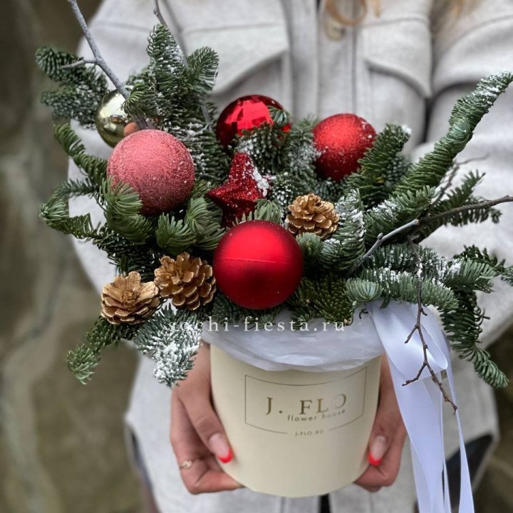 Новогодняя композиция в коробке Red Star в Красной Поляне