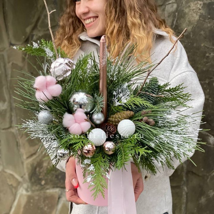 Новогодняя композиция в коробке Pink mood в Красной Поляне