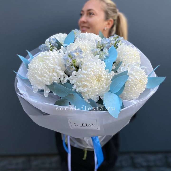 Букет хризантем Бигуди и дельфиниума  в Красной Поляне