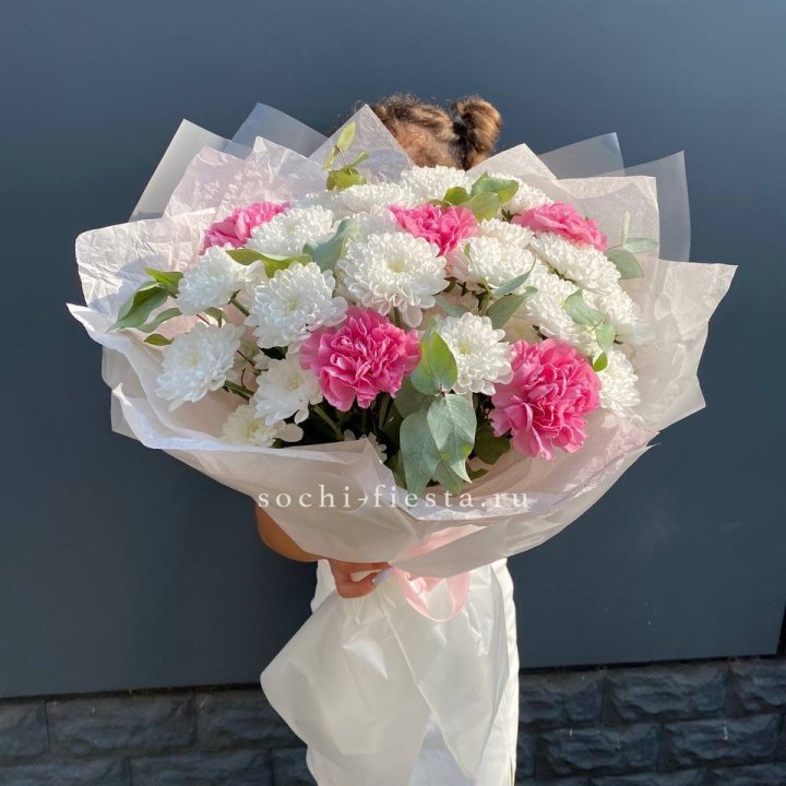 Букет  хризантем и диантусов "Воздушный" в Красной Поляне