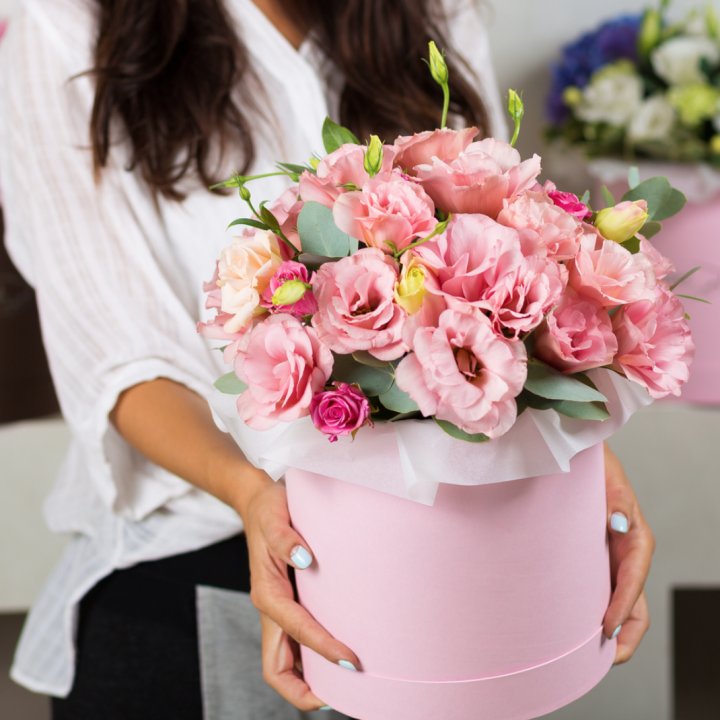 Эустома в шляпной коробке в Красной Поляне