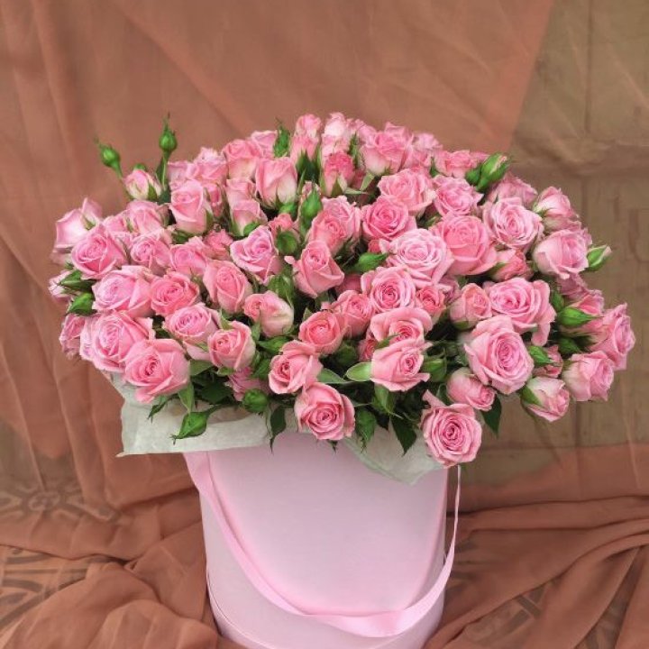 Кустовые розы в коробке в Красной Поляне