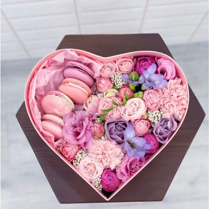 Бокс-сердце с макаронс L в Красной Поляне