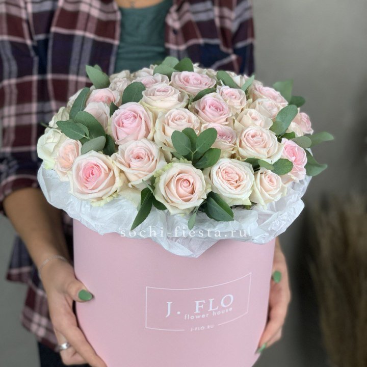 35 розовых роз в цилиндре в Красной Поляне