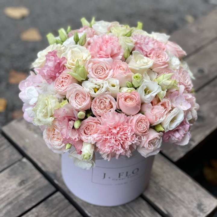 Цветочный бокс "LUXOR" с доставкой в Красной Поляне